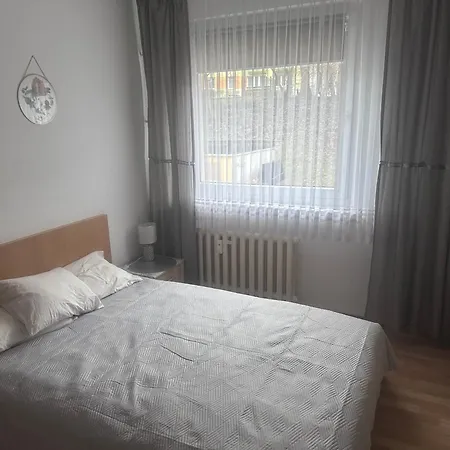 דירה Uroczy Dwa Pokoje,3 Oddzielne Spania,las,skm, Plaza, Parking גדינייה