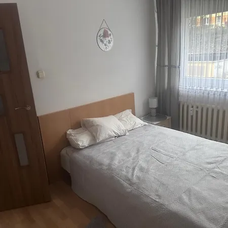 Uroczy Dwa Pokoje,3 Oddzielne Spania,las,skm, Plaza, Parking דירה